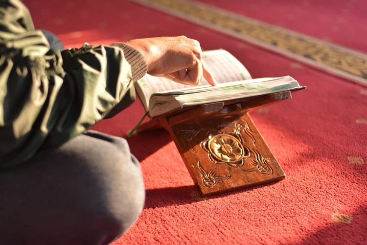 5 Manfaat Membaca Al Quran Bagi Kesehatan