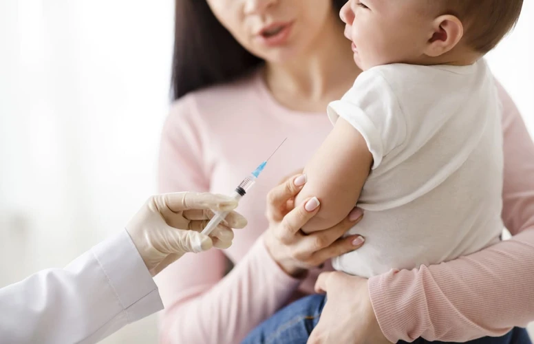 Amankah Imunisasi Saat Bayi Batuk & Pilek ?