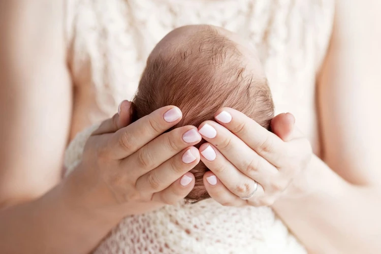 5 Cara Mengatasi Kepala Peyang Pada Bayi Dengan Aman