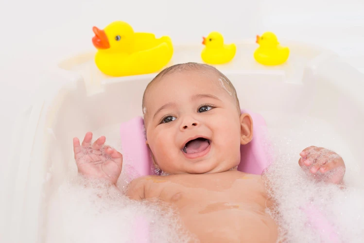 Memandikan Bayi: Berapa Suhu Air yang Ideal?