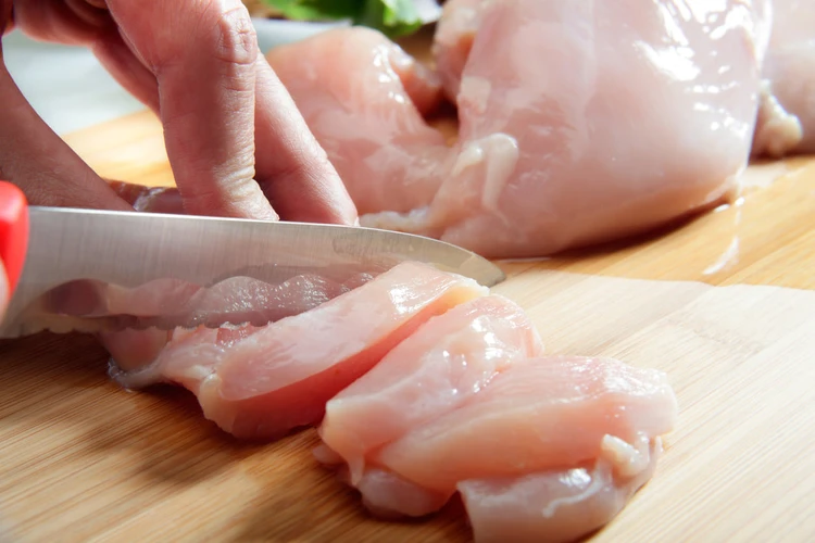 4 Bahaya Makan Daging Ayam Belum Matang (Plus Ciri-Cirinya)