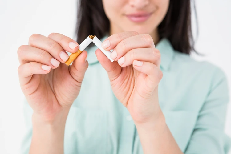 7 Dampak Buruk Rokok bagi Kesehatan, Wanita Harus Tahu!