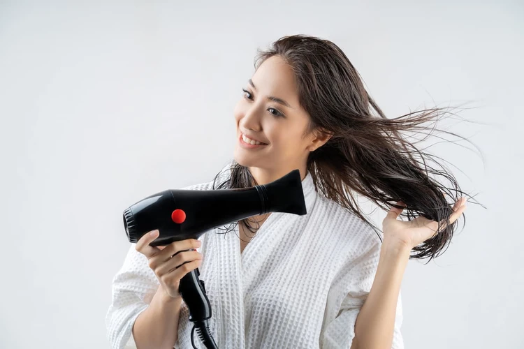 Tips Menggunakan Hairdryer dan Catokan Agar Rambut Tetap Sehat
