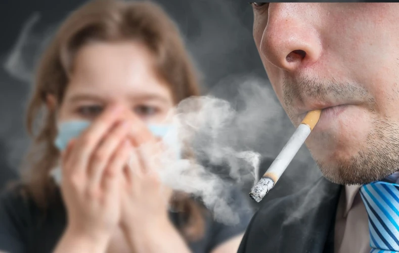 5 Risiko Kesehatan Mengintai Perokok Pasif