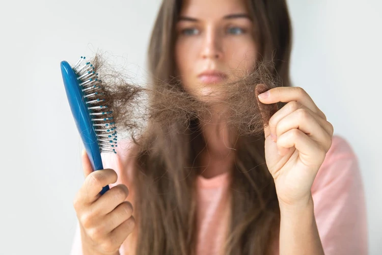 Penyebab Rambut Mudah Rontok dan Cara Mengatasinya