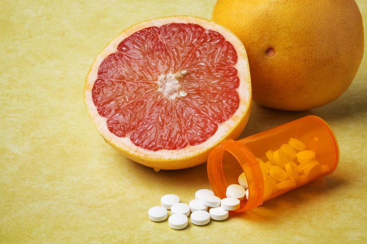 Bahaya Konsumsi Buah Jeruk Bali Merah (Grapefruit) Bersamaan Dengan Minum Obat