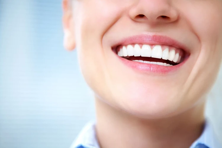 3 Resep Alami Memutihkan Gigi yang Bisa Dilakukan di Rumah