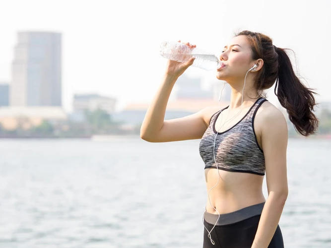 Manfaat Minum Air Putih, Benarkah 8 Gelas Sehari Sudah Cukup?