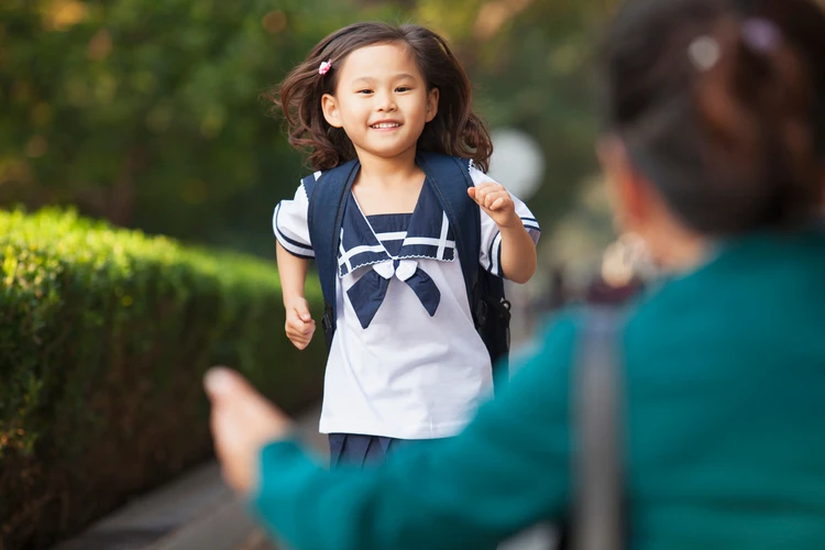 5 Aturan Penting Sebelum Mengunggah Foto Anak di Hari Pertama Sekolah