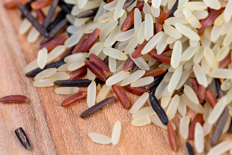 Nasi Merah vs Nasi Putih, Mana yang Lebih Baik untuk Sahur?
