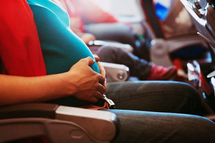 13 Tips Untuk Terbang yang Aman Selama Kehamilan