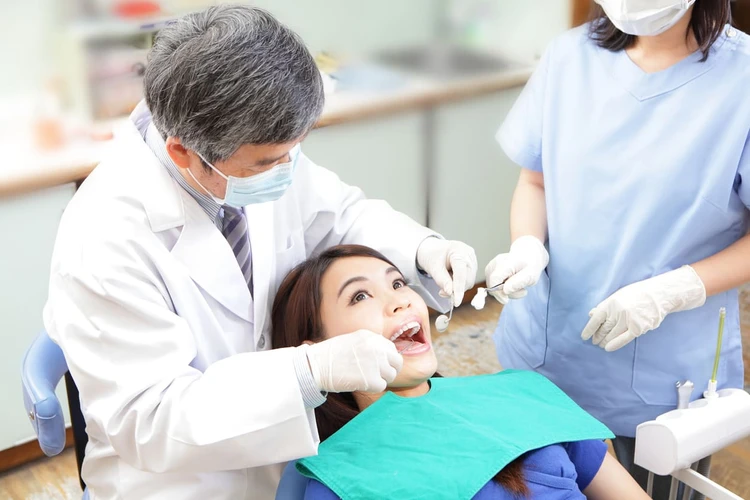 Apa Perbedaan Antara Ortodontis dan Dokter Gigi?