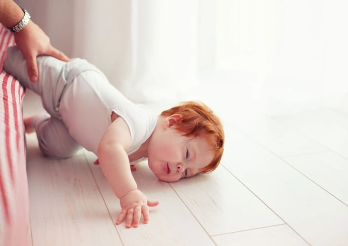 Apa Yang Harus Dilakukan Ketika Bayi Jatuh Dari Tempat Tidur? 