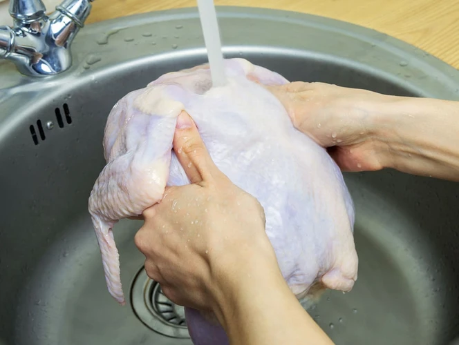 Mencuci Daging Ayam Mentah, Ternyata Ada Resikonya