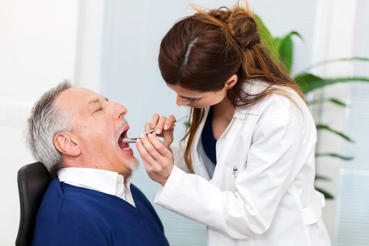 Alasan Pengecekan Mulut Terlebih Dahulu saat Berobat ke Dokter