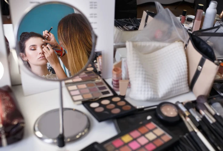 Sering Pakai Makeup Bisa Bikin Jerawatan?