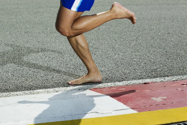 Benarkah Lari “Nyeker” Lebih Sehat Daripada Pakai Sepatu?