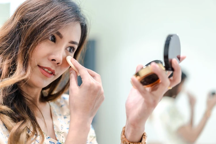 Amankah Menutupi Jerawat Menggunakan Makeup ?