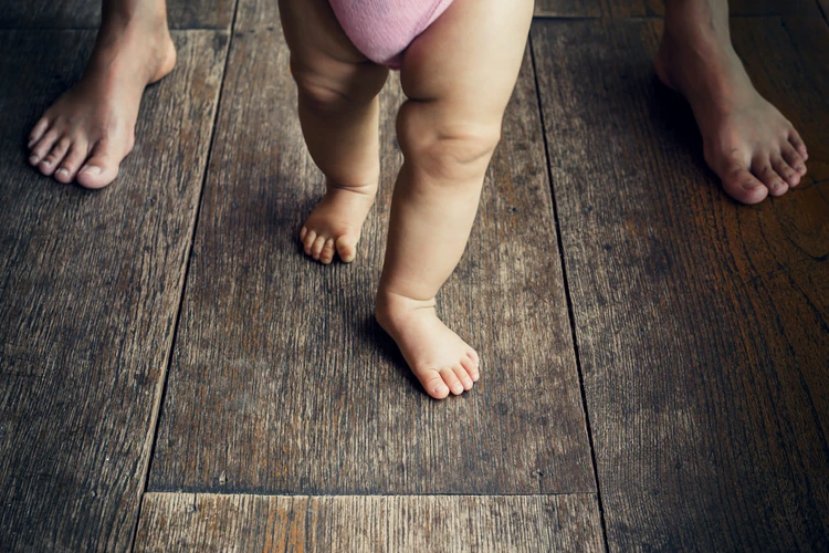 Di Usia Berapa Bayi Seharusnya Bisa Berdiri Sendiri?