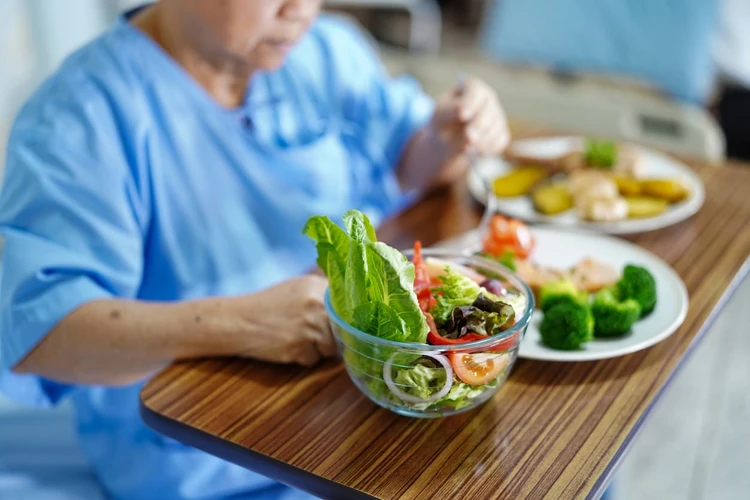 Risiko Yang Timbul Jika Makan Makanan Pasien Rumah Sakit Saat Menjenguk