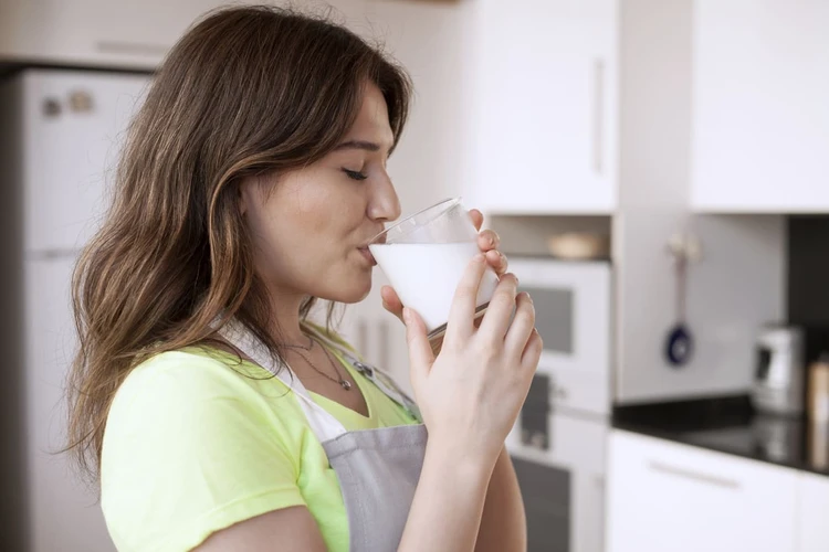 Apakah Terlalu Banyak Minum Susu Bisa Bikin Tulang Mudah Patah?