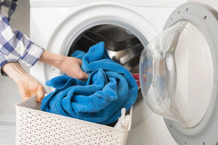 Sebenarnya Harus Seberapa Sering Mencuci Handuk Agar Terhindar Dari Sarang Kuman Bakteri?