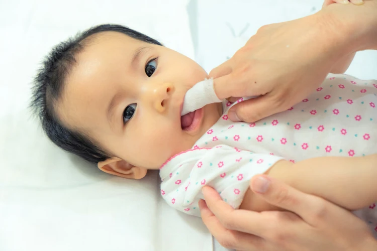 Panduan Mengobati Lidah Putih Pada Bayi Agar Tak Infeksi