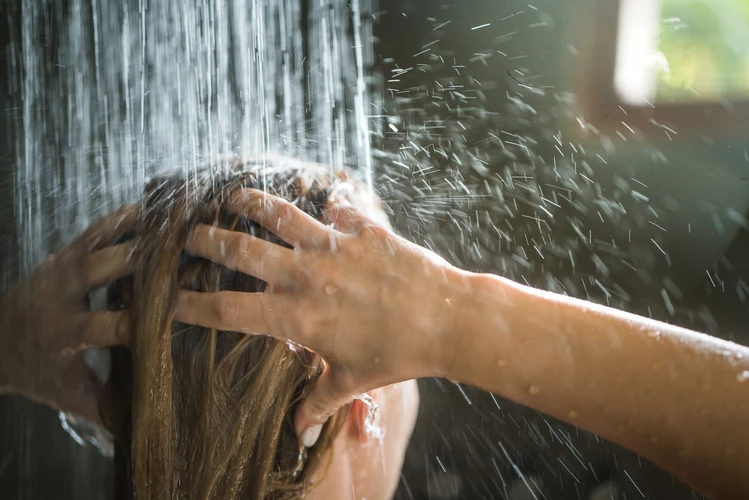 Benarkah Keramas dengan Air Panas Dapat Merusak Rambut?