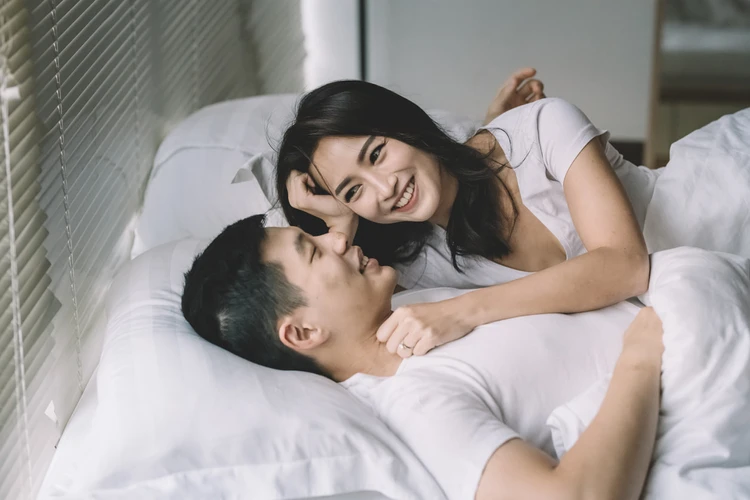 Pentingnya 'Ngobrol' Pillow Talk Bersama Pasangan Sebelum Tidur