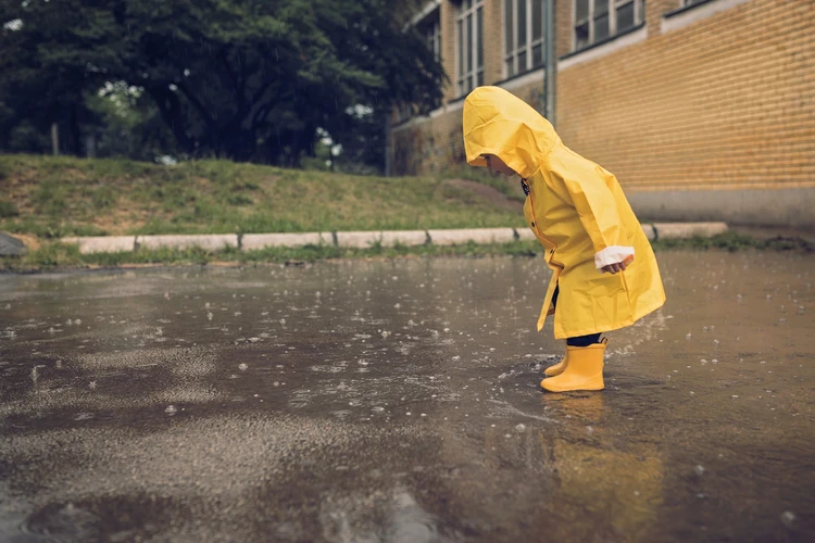 Jaga Kesehatan Anak Saat Musim Hujan dengan 3 Cara Ini