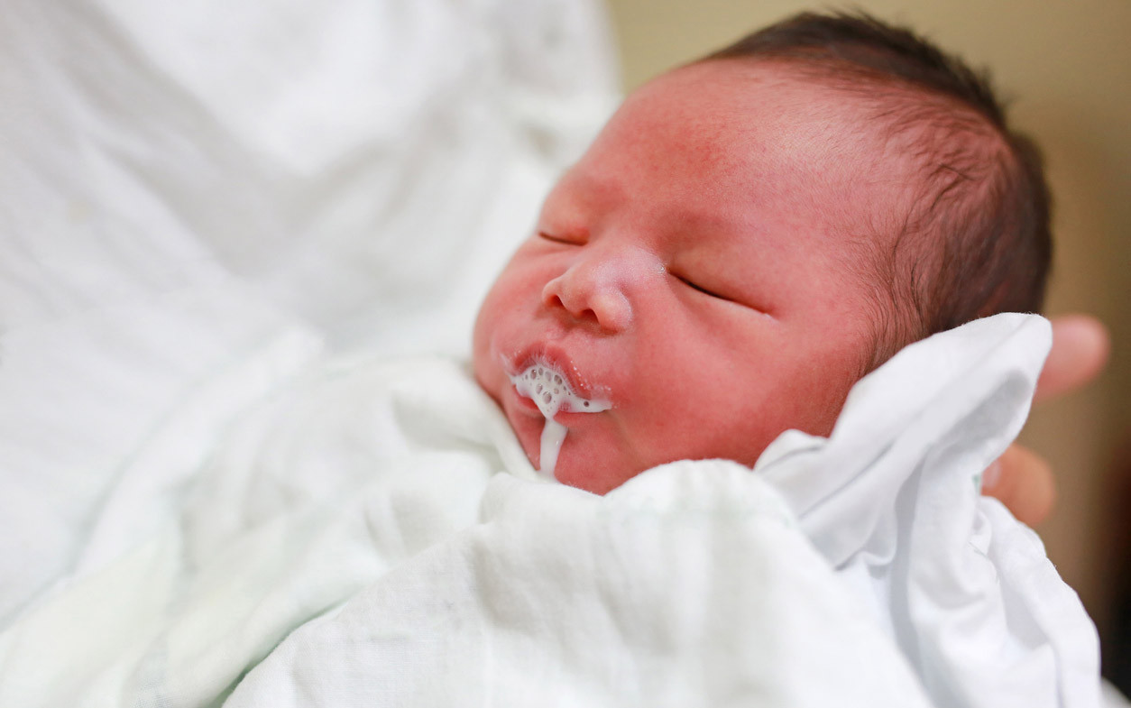 Mengapa Bayi Sering Muntah Penyebab dan Tips Penanggulangannya