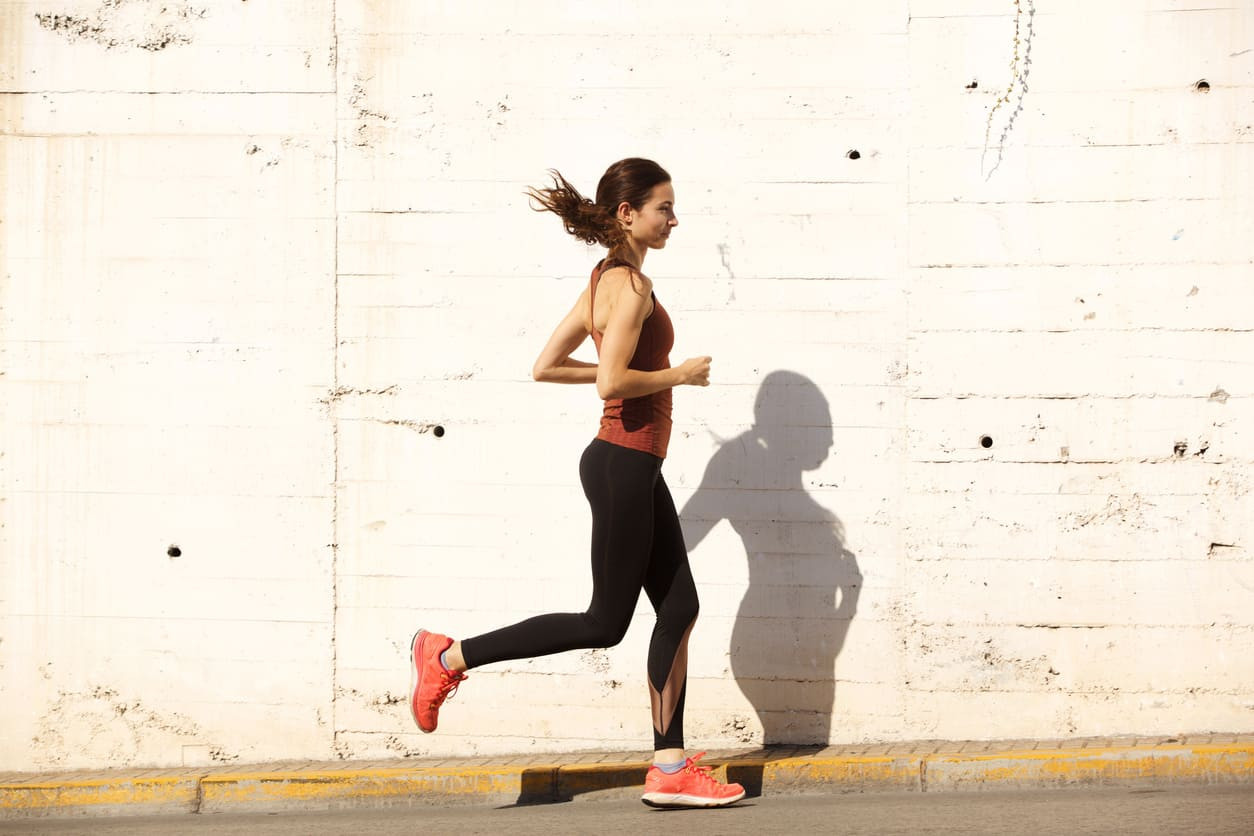 Posisi badan yang membuat pelari semakin cepat yaitu