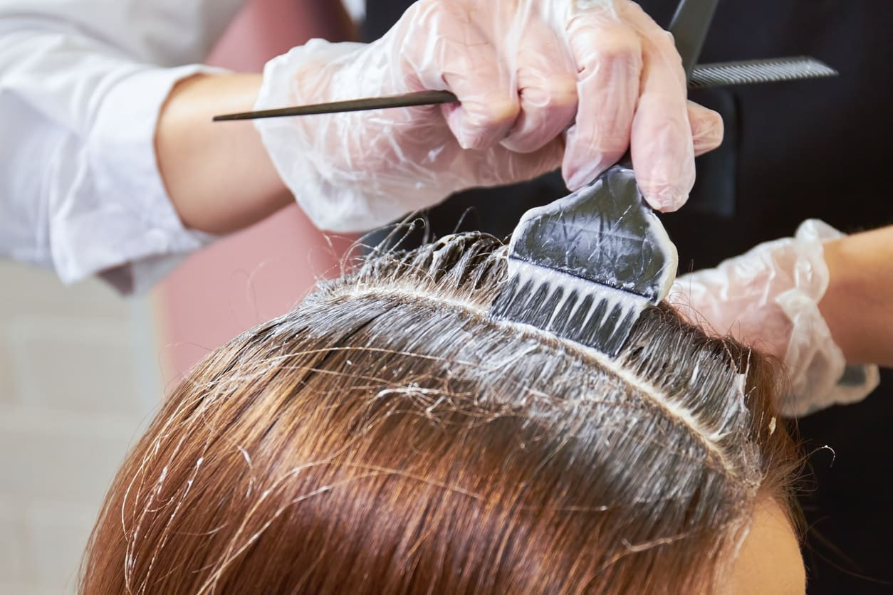 Pewarna Rambut Kimia: Waspada Dampak Buruk Jangka Panjang